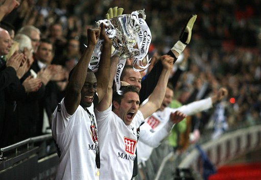 双喜临门，埃斯特旺在职业俱乐部生涯第100场里程碑中破门