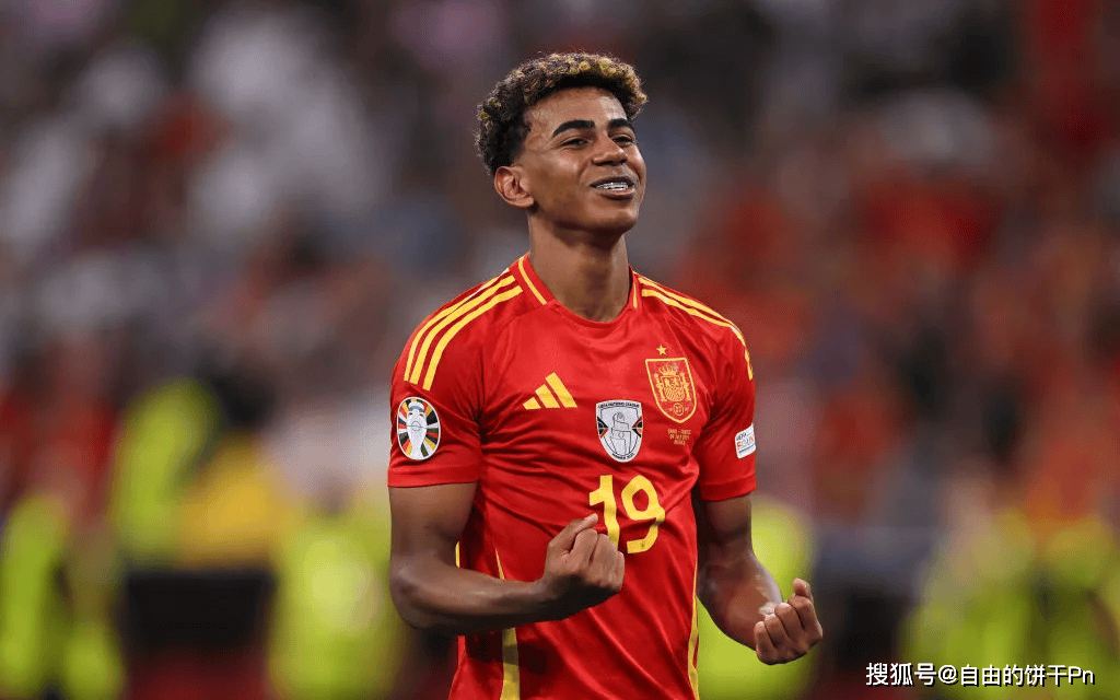 维尼修斯等人在替补席偷笑被龙赛罗怒批：到底在笑什么？（维尼修斯等人替补席窃笑惹怒龙赛罗：你们到底在笑啥？）